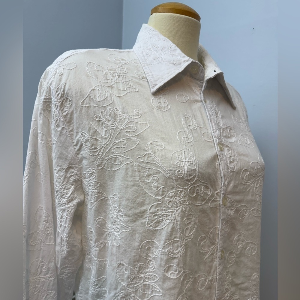 90’s Embroidered crisp white collared shirt